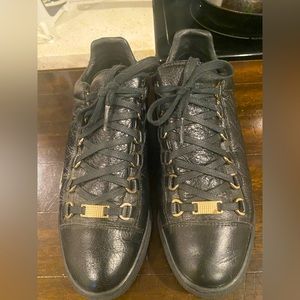 Low cut all black balenciaga arena pelle sneakers